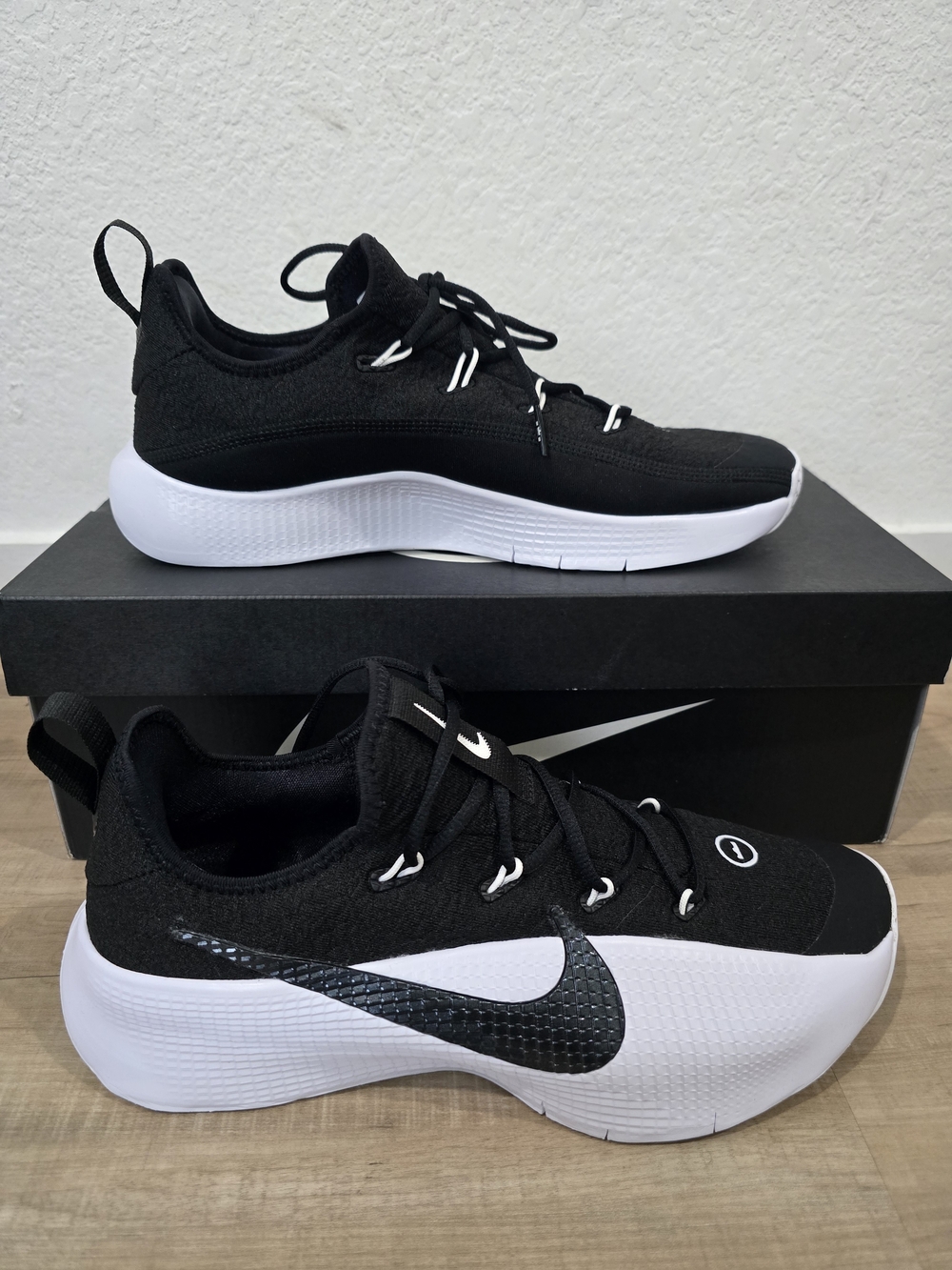 Nike Men's Black and White Athletic Sneakers